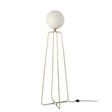 ANGEL CERDA - Vloerlamp Met Voet Van Goudkleurig Staal En Wit Getinte Glazen Bol.