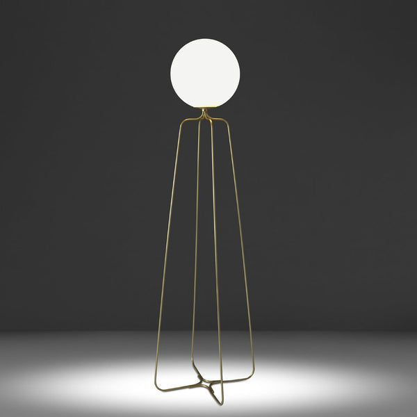 ANGEL CERDA - Vloerlamp Met Voet Van Goudkleurig Staal En Wit Getinte Glazen Bol.